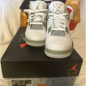 Jordan 4 Women’s Seafoam Sneakers. This is a women’s sneaker. Worn one time.